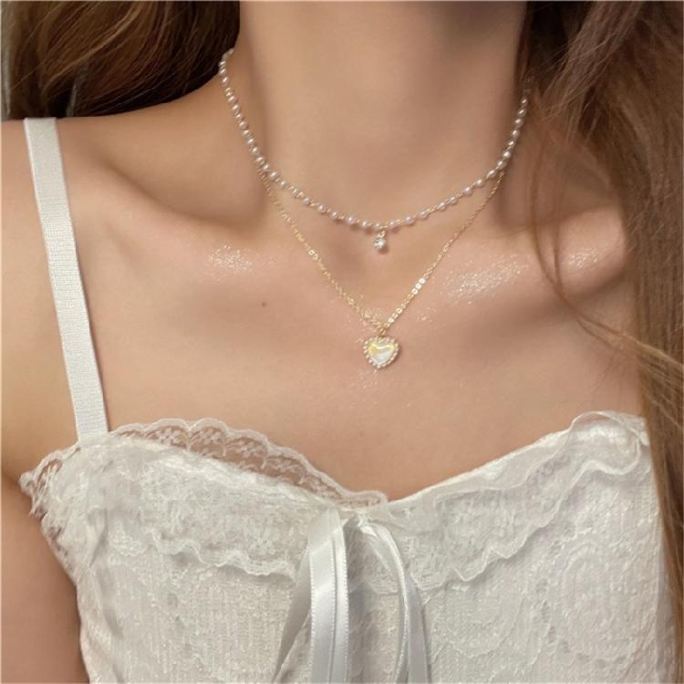 Love Heart Pendant Necklace with Pearls Women Neck Jewelry Alloy Texture Beads Necklace Suitable for Parties and Wedding
