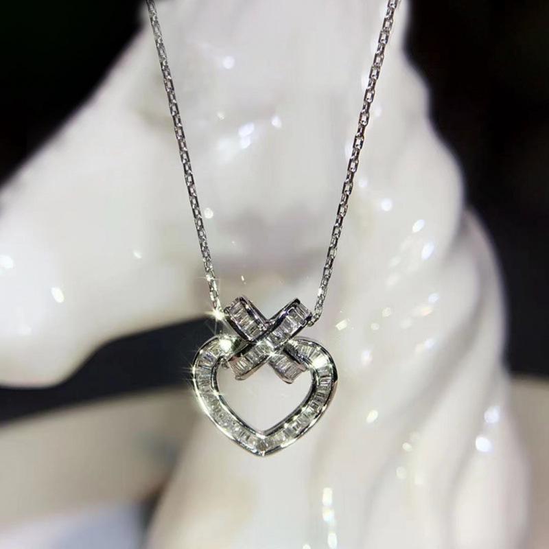 Stylish Heart Pendant Necklace for Women - High-End Clavicle Chain, Trendy Design