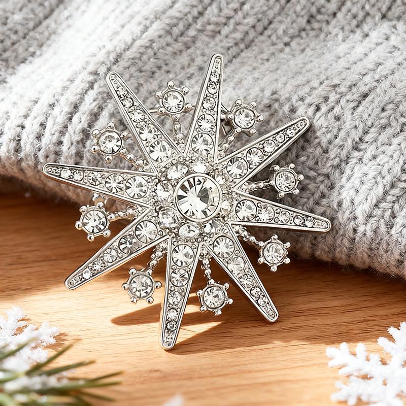 

Gege Eight-Pointed Star Rhinestone Brooch: European & American Style Snowflake Pin срібний