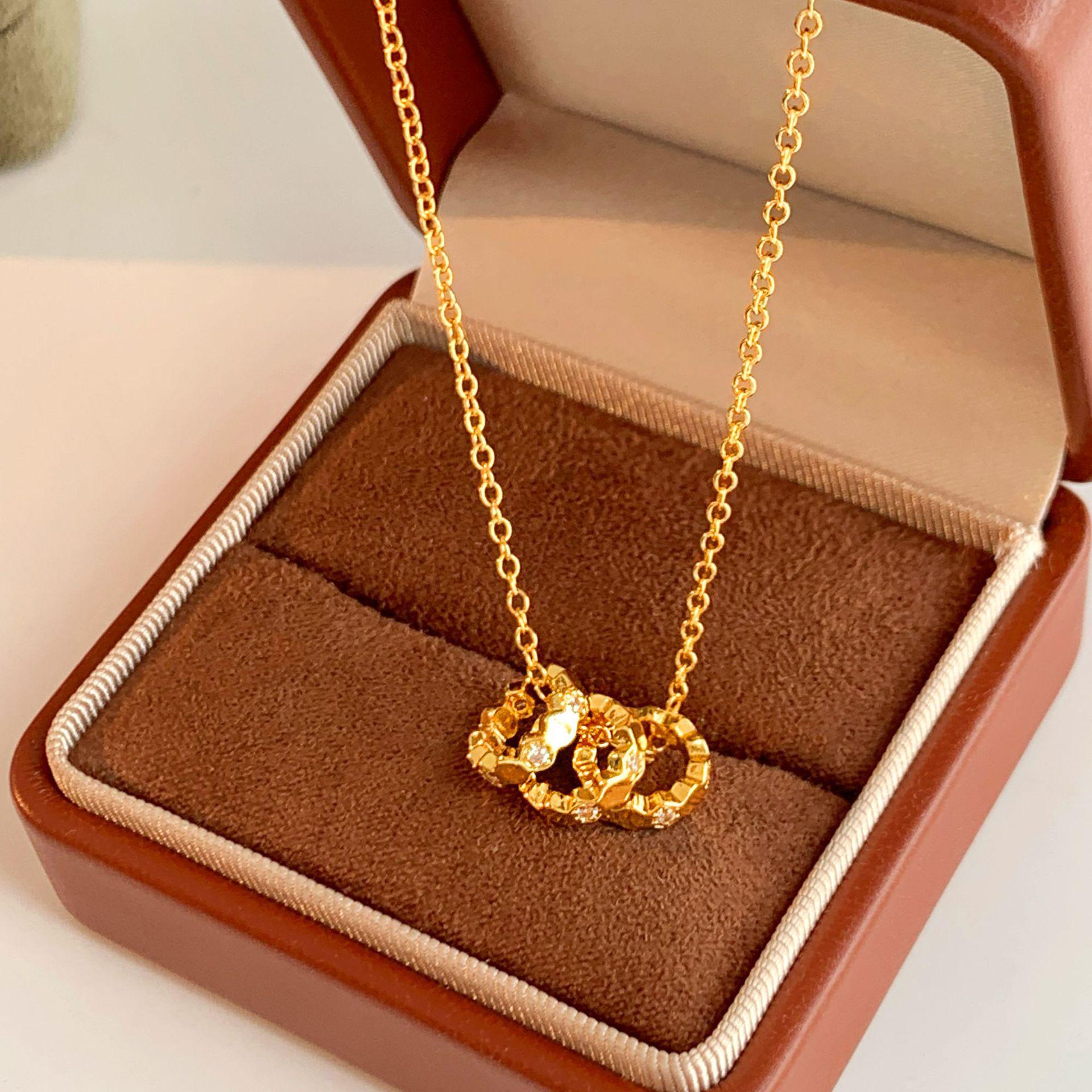 

Изысканное ожерелье в виде шестигранных сот: Дизайн с покрытием из настоящего золота, с медной подвеской с микропаве и цепочкой для ключиц для женщин