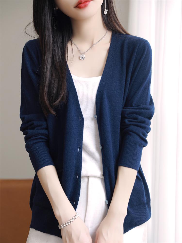 

Женский кардиган с V-образным вырезом из 100% чистой шерсти: Свободный, тонкой вязки, короткий свитер для начала весны 2025 M