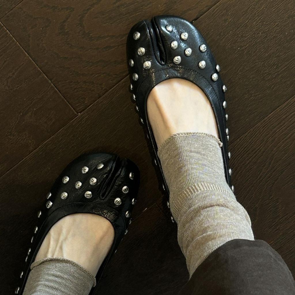 Super soft sheepskin personality punk style pig's trotters split-toed shoes women's rivets light mouth thick heel single shoes retro pleated small lea