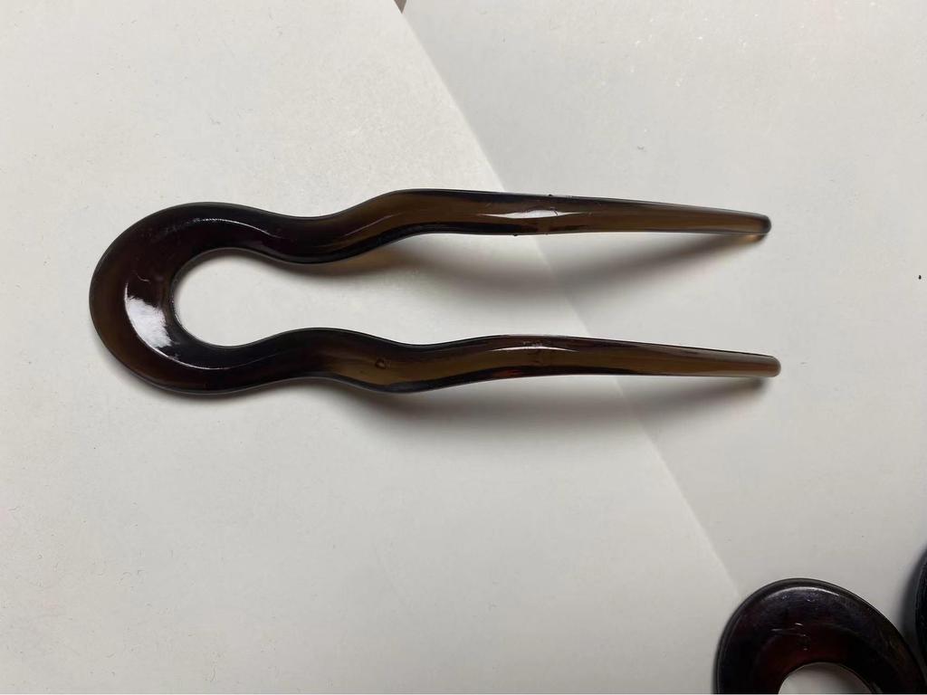 Elegant U-Shaped Wave Hairpin: Modern Chinese Style Accessory for Women's Bun and Ma Mian Skirt.