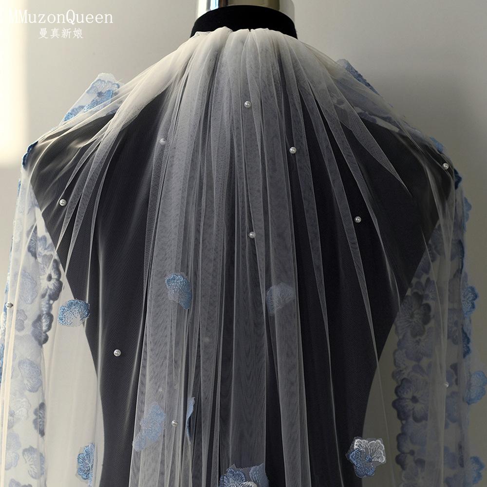 Velo da Sposa in Tulle Avorio con Orlo in Pizzo Floreale Blu 3D e Perle Sparpagliate, Velo da Sposa Ricamato con Fiori Pastello per Shooting di Fuga in Giardino all'Aperto