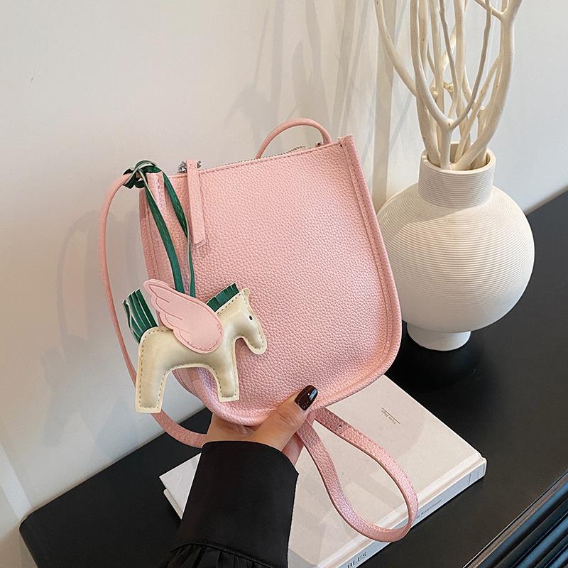 

Сумка премиум-класса нишевая женская лето 2025 новая универсальная на плечо, сумка-мессенджер, сумка-ведро розовый