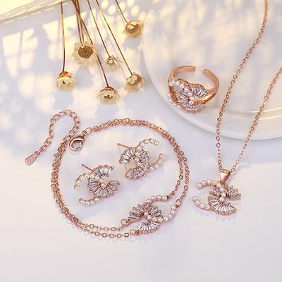 Vierteiliges Set Buchstabenhalskette für Damen Perlenstecker Ohrringe Zirkon Armband Design Nischenring