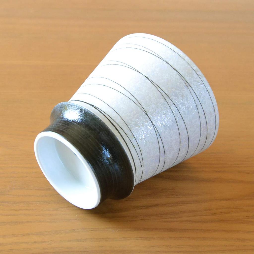 A perfect first paycheck gift for and anyone looking for This Arita ware shochu Kotobuki comes in a wooden parents, grandparents, gratitude. glass,