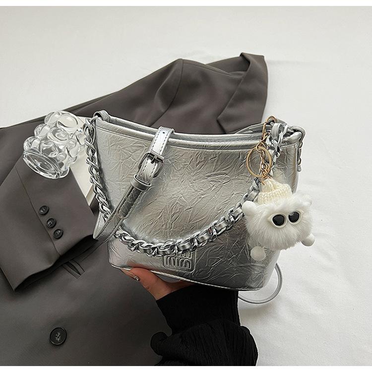 

Korean version of the new portable small bucket bag women s spring out small bag shoulder messenger bag versatile chain bag With pendant серебряный
