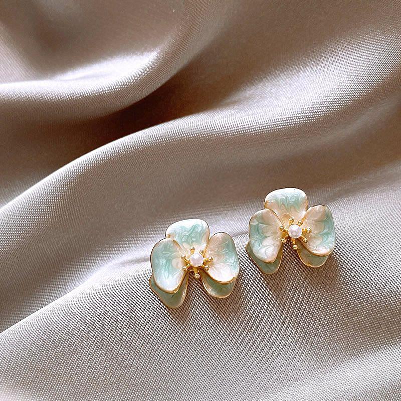 Dopamine Blooming Flower Pearl Stud Earrings Women's Unique Beautiful Earrings Fancy Accessible Luxury Earrings 925 Sterling Silver Needle