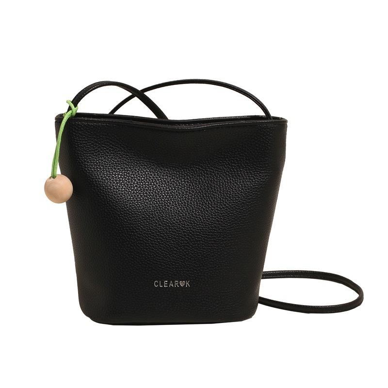 New large-capacity sense retro versatile bucket bag women's fashion shoulder work commuter messenger bag bag