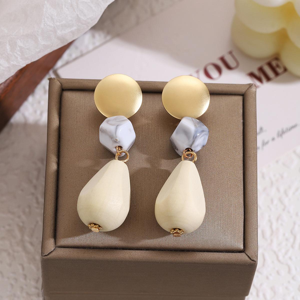 

Retro Style Temperament Contrasting Color Stud Earrings Light Luxury Sense Personality Long Water Drop Earrings High-End Niche Design Earrings
