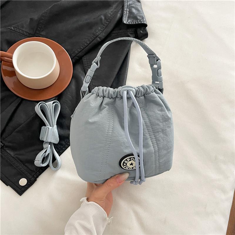 

Fashion trend casual simple texture bucket bag 2025 summer new foreign style women personality shoulder messenger bag синій