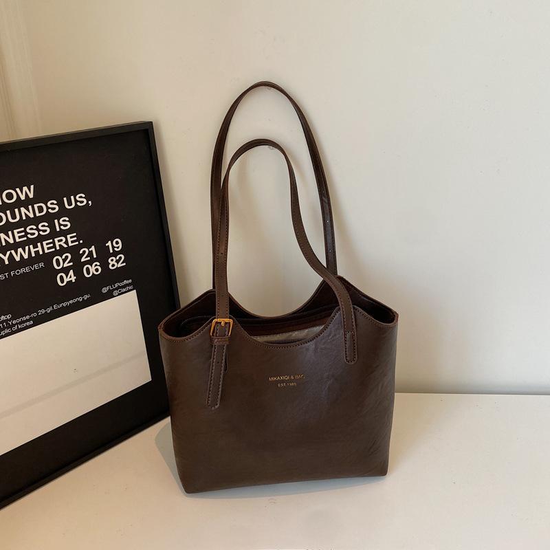Retro bag women's large-capacity new autumn and winter versatile simple shoulder bag fashionable commuter tote bag