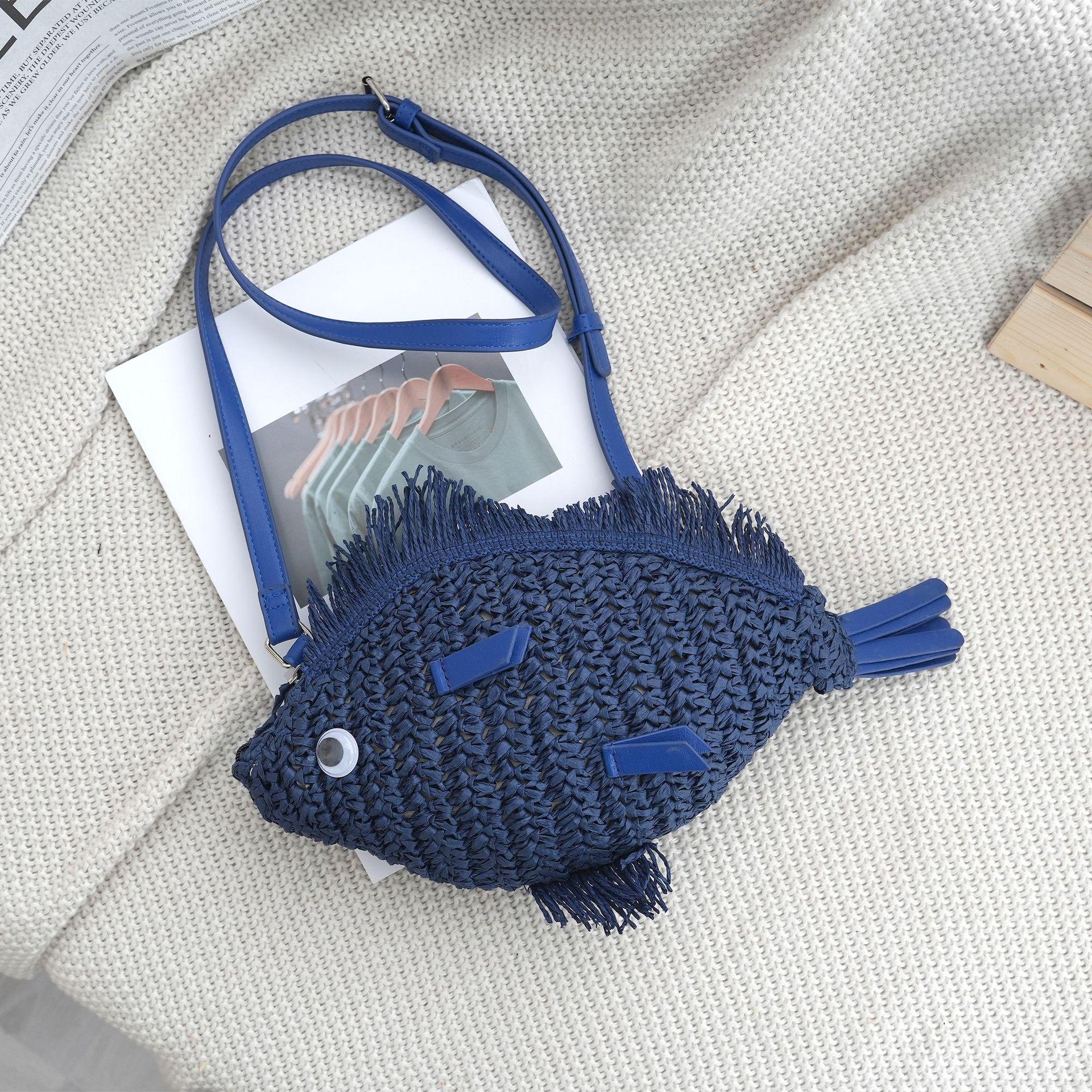 

Яркая пляжная сумка-кроссбоди со straw-плетением и дизайном в виде рыбок 20cm long, 8cm high