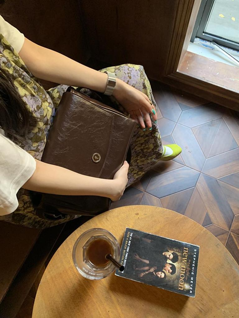 Women's Autumn/Winter 2022 Retro Large Capacity Crossbody Bag for Commute or Student Use