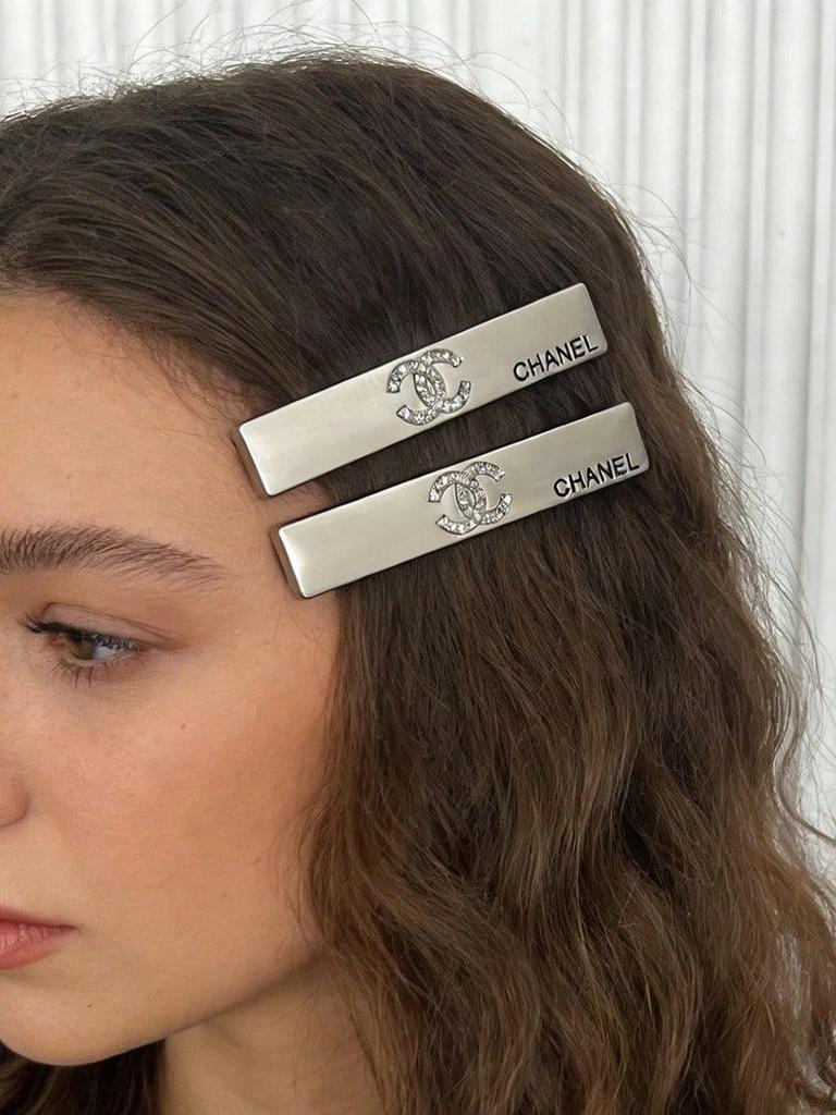 Chanel Strassstein Logo Haarspangen 2 Stück, Elegante Schwarze Spangen, Tägliche Haaraccessoires für Damen, Kosmetik-Accessoires