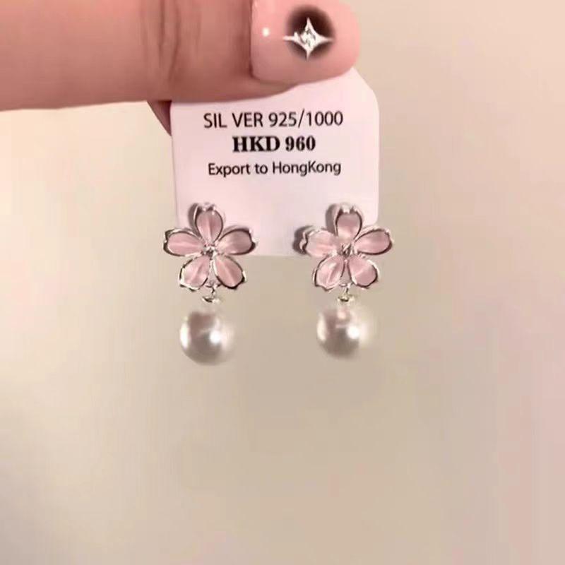 Design sense 111 silver needle fresh and sweet flower earrings, temperament fashionable and high sense petal pearl stud earrings