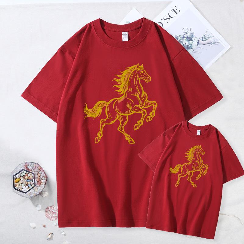 2026 год Лошади Красные Семейные Футболки со Знаками Зодиака - Короткий Рукав Праздничная Одежда для Родителей и Детей на Новый Год для Трех или Четырех 150cm 990₽