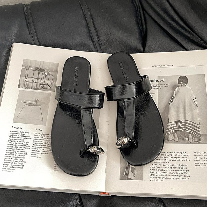 Set of toe flip-flops women's summer wear fashion 2025 flat bottom clip toe Internet celebrity sandals sandals beach shoes tide