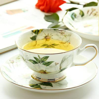 Tasse à café et soucoupe Camélia blanc avec cuillère 240 ml Tasse à thé en porcelaine fine de luxe léger avec bordure dorée, Services à thé en porcelaine fine pour la maison