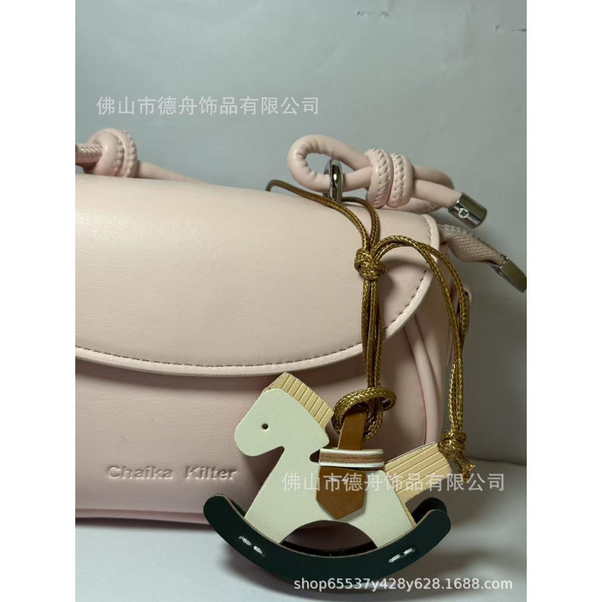 

2026 Year of the Horse mascot pony pendant new rocking horse bag ins style leather cute versatile doll белый