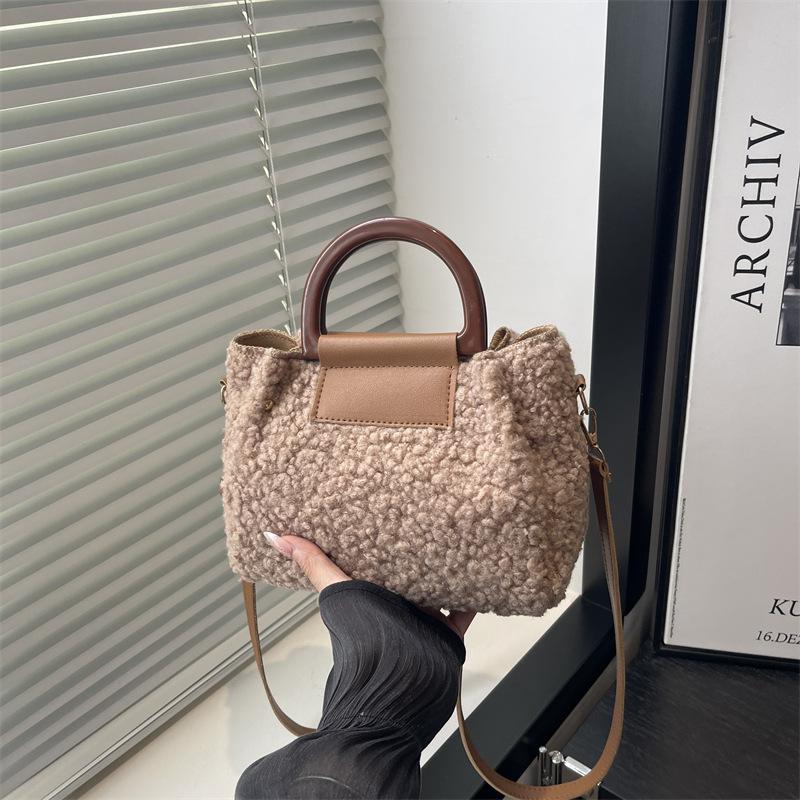 

2025 new autumn and winter niche high-end plush handbag women s large-capacity versatile commuter shoulder messenger bag хаки