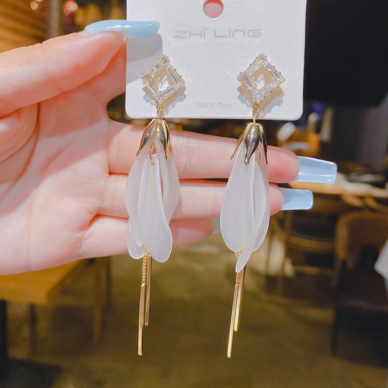 Super fairy fashion petal fringed earrings women's sweet high-end earrings Mori personality versatile trend earrings