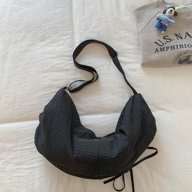 

Korean version of simple shoulder bag women s 2025 new fashion foreign style messenger bag large capacity commuter bag casual dumpling bag чёрный