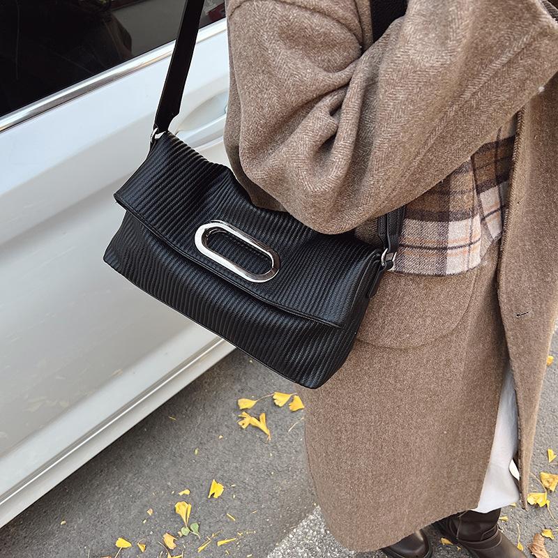 This year's popular bag women's 2025 new autumn and winter handbag Maillard commuter shoulder bag large-capacity messenger bag