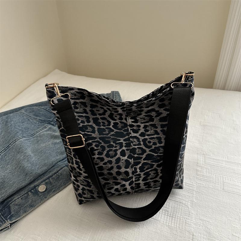 

Сумка вместительная в иностранном стиле, сумка через плечо на осень 2024 года, новая женская сумка, сумка-мессенджер, модная сумка-ведро чёрный