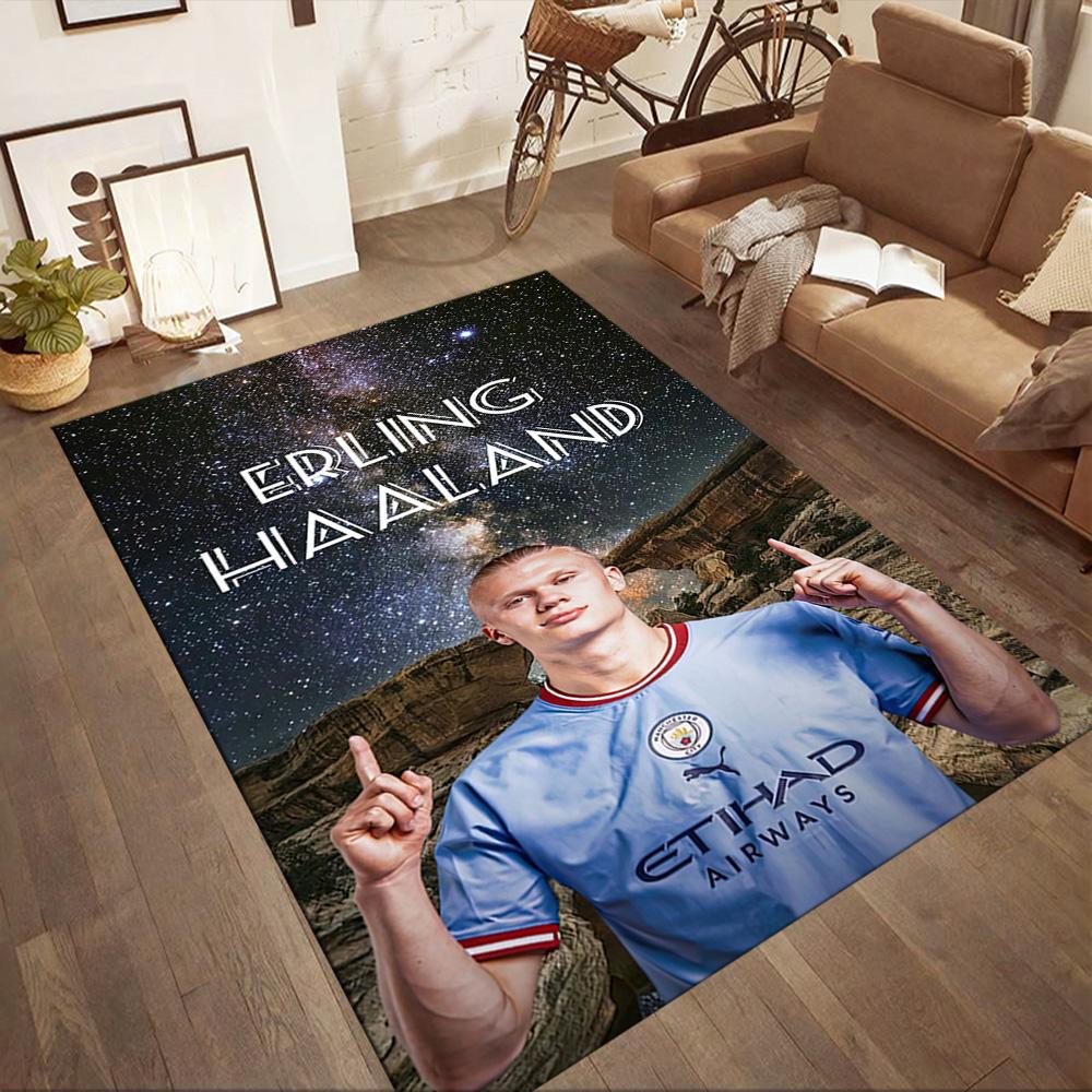 I tappeti Haaland At The Stadium Square sono un'ottima scelta per soggiorni, camere da letto, decorazioni per la casa e come regali.