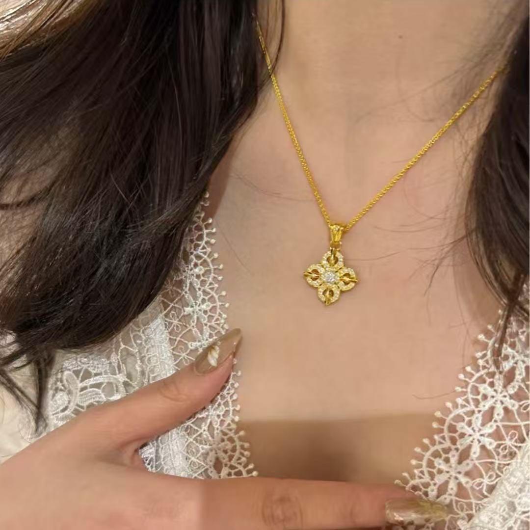 

Gold-Plated Vajra Pendant Necklace: Exquisite Retro Four-Leaf Flower Design with Full Diamond Sparkle in New Chinese Style.