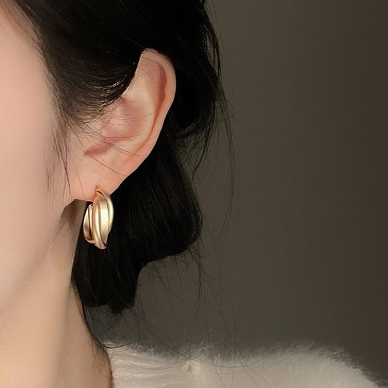 Gold twist metal mosquito coil plate earrings, women's light luxury temperament circles, high-end earrings, niche, no ear clips.