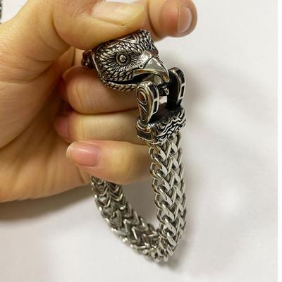 Pulsera de hombre de color plateado, estilo retro punk, de acero inoxidable, con cabeza de pájaro y decoración de mano, gruesa, delantera y trasera, que nunca se decolora.