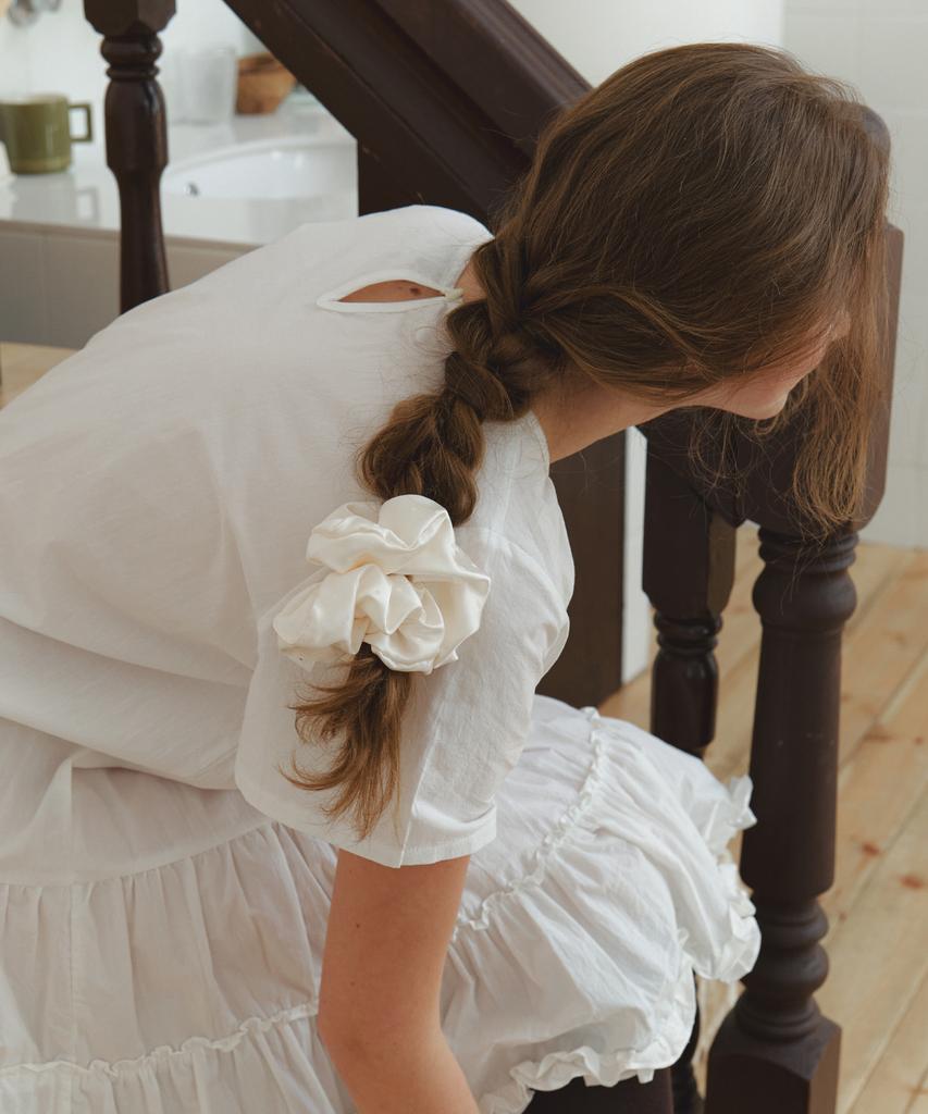 Dungeureon Dot Satin Scrunchie (Ivory)