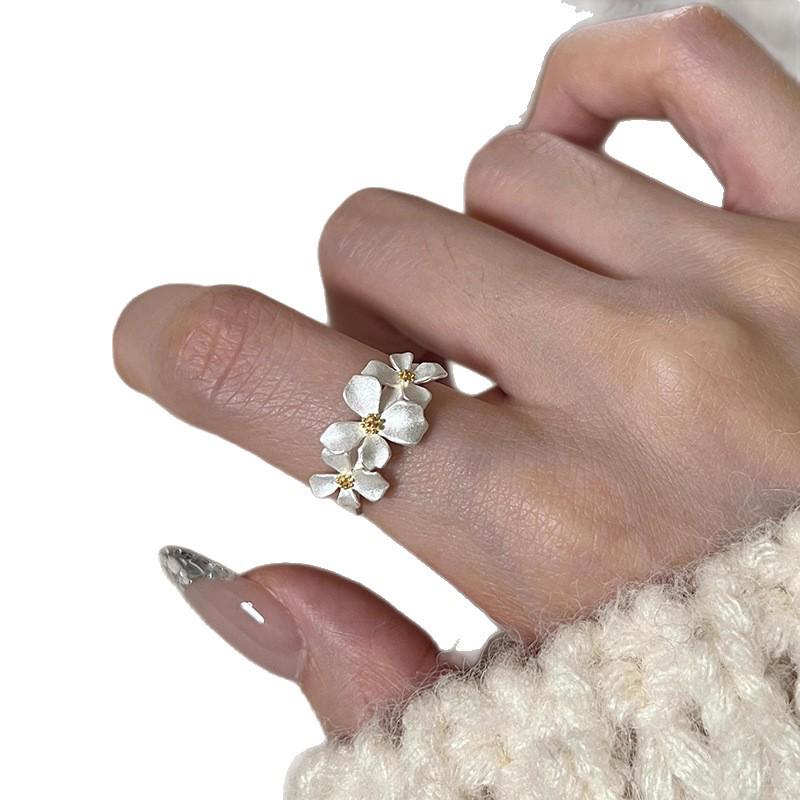 Szyścienisty Otwarty Pierścionek z Trzema Kwiatami: Wszechstronna, Modna i Unikalna Biżuteria na Rękę