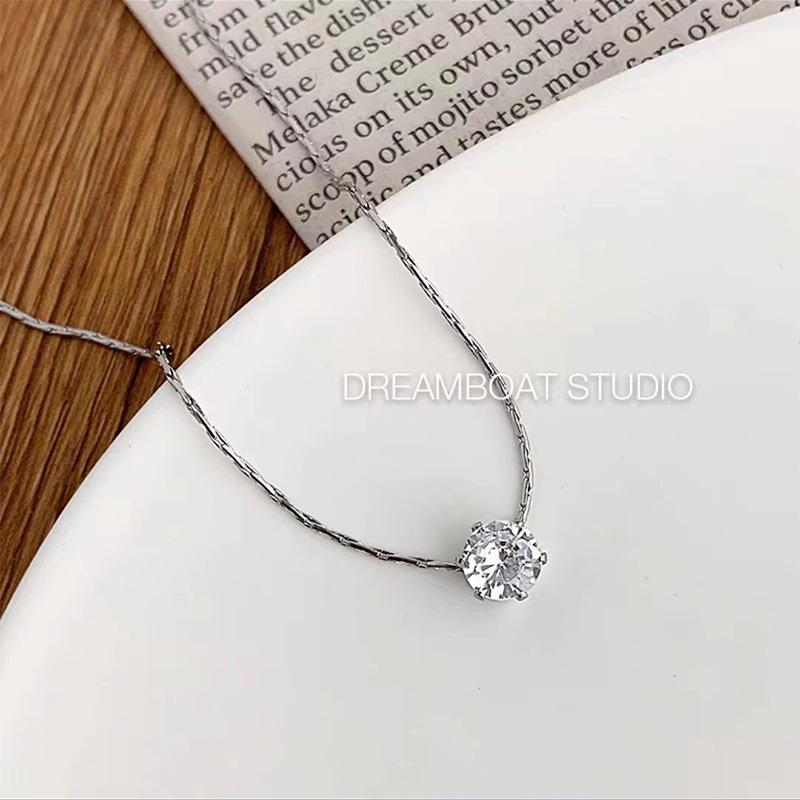 18K Gold Six-Prong Diamond Pendant Necklace - Elegant Summer Clavicle Chain for Women