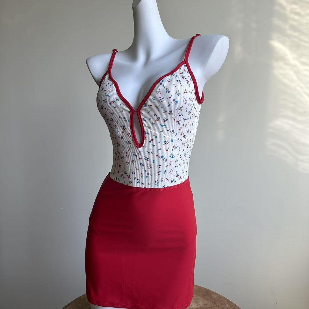 

Floral sweet conservative student one-piece swimsuit triangular slim slim hot spring vacation swimsuit pure desire M