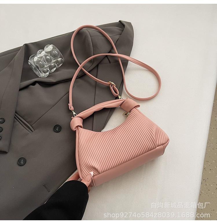 

Small bag women 2025 new fashion commuter handbag niche versatile portable messenger bag shoulder bag розовый