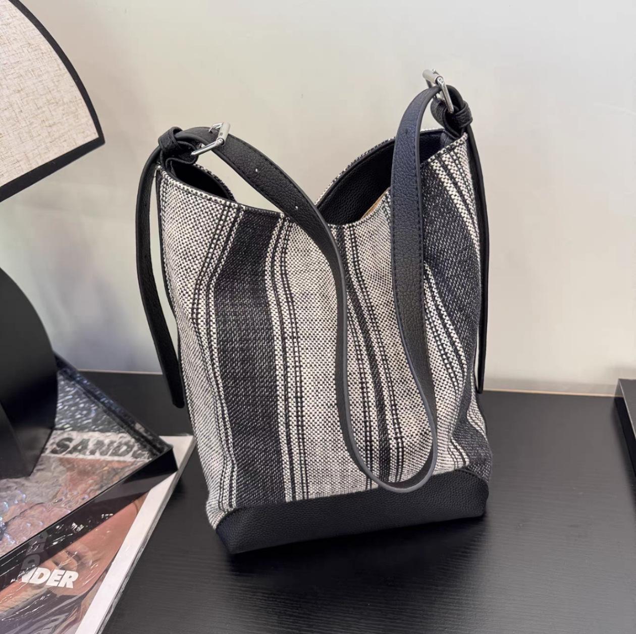 Lazy Wind Premium Sense Large Capacity Bucket Bag Commuter Versatile Messenger Bag Retro Striped Tote Bag