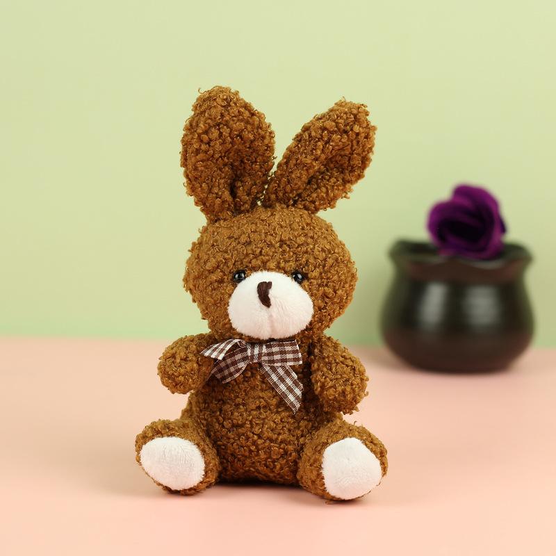 

Милая плюшевая игрушка в виде мультяшного кролика со стильным галстуком-бабочкой, идеально подходящая для рюкзаков и брелоков. коричневый