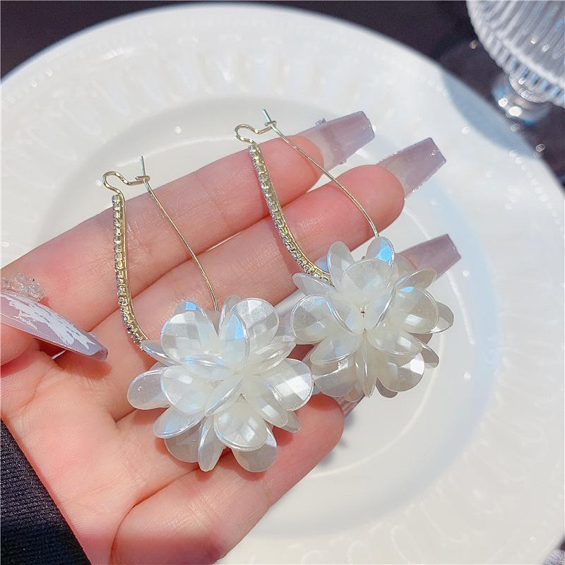 Korean Fashion White Petal Ball Earrings for Women Elegant Long Sweet Summer Pearl Rhinestone Flower Earrings Female Jewelry