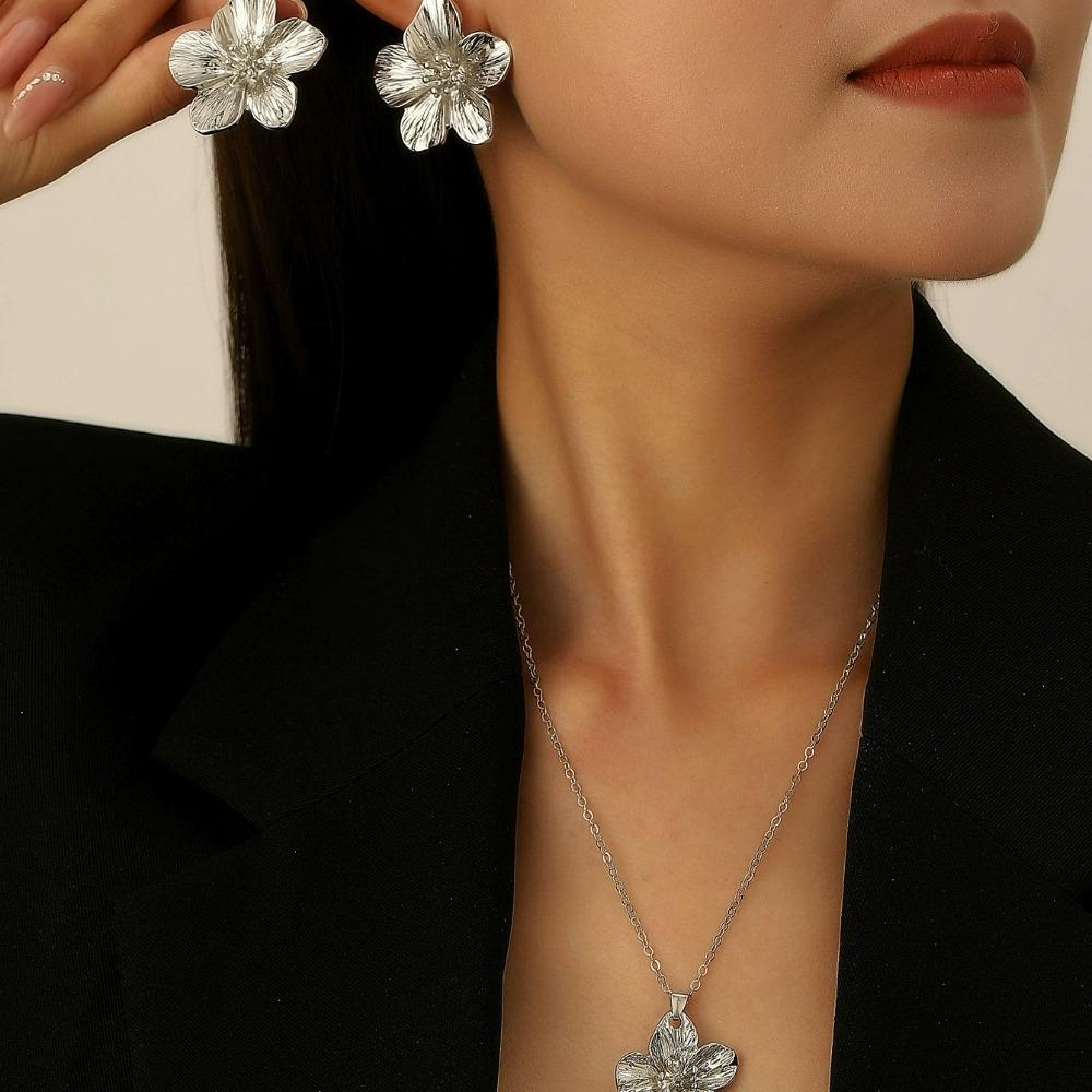 New Simple Metal Wrinkled Stereoscopic Flowers Pendant Necklace for Women Charm Temperament Clavicle Chain Fashion Jewelry Gifts