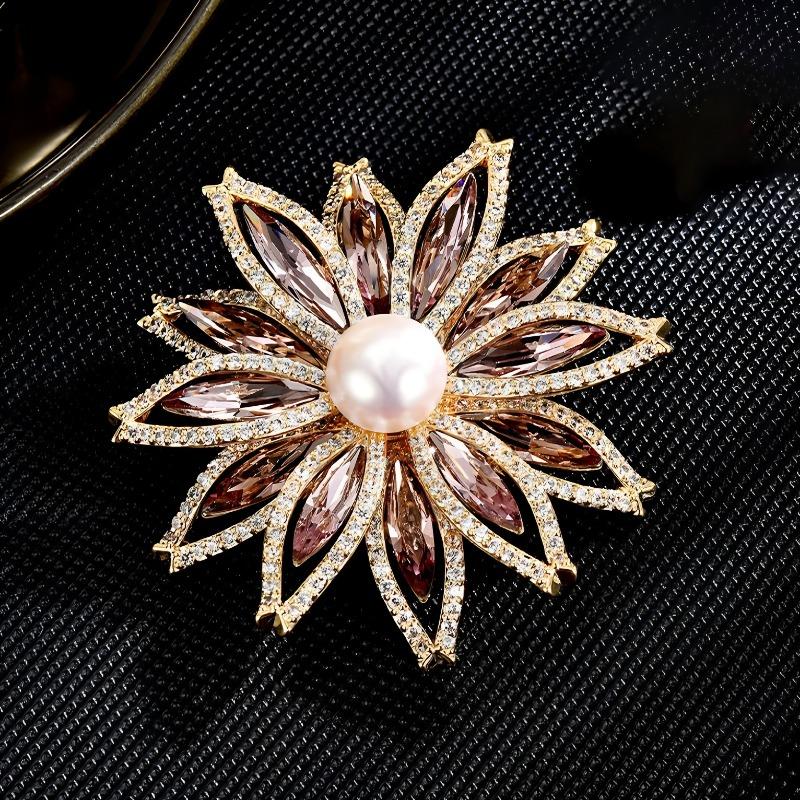 Fashionable Crystal Hollowed-out Sunflower Brooch, Elegant and Refined Pearl Brooch with A Light Luxury Design Sense