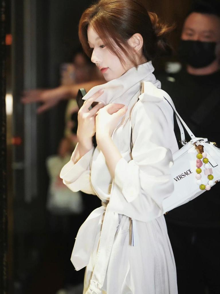 Zhao Lusi inspirierter, figurformender, langer Trenchcoat mit Bindegürtel für Herbst 2025