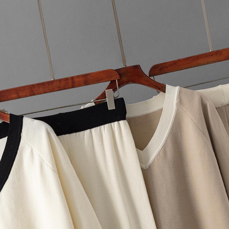 Dámský evropsko-americký dvoudílný oblek se svetrem s výstřihem do V a širokými kalhotami pro podzim/zimu 2025.