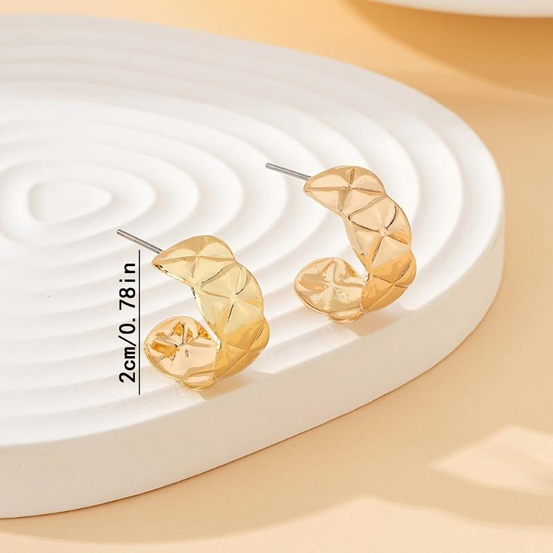 A pair of alloy geometric earrings, fashionable and atmospheric, retro, elegant and simple, for friends