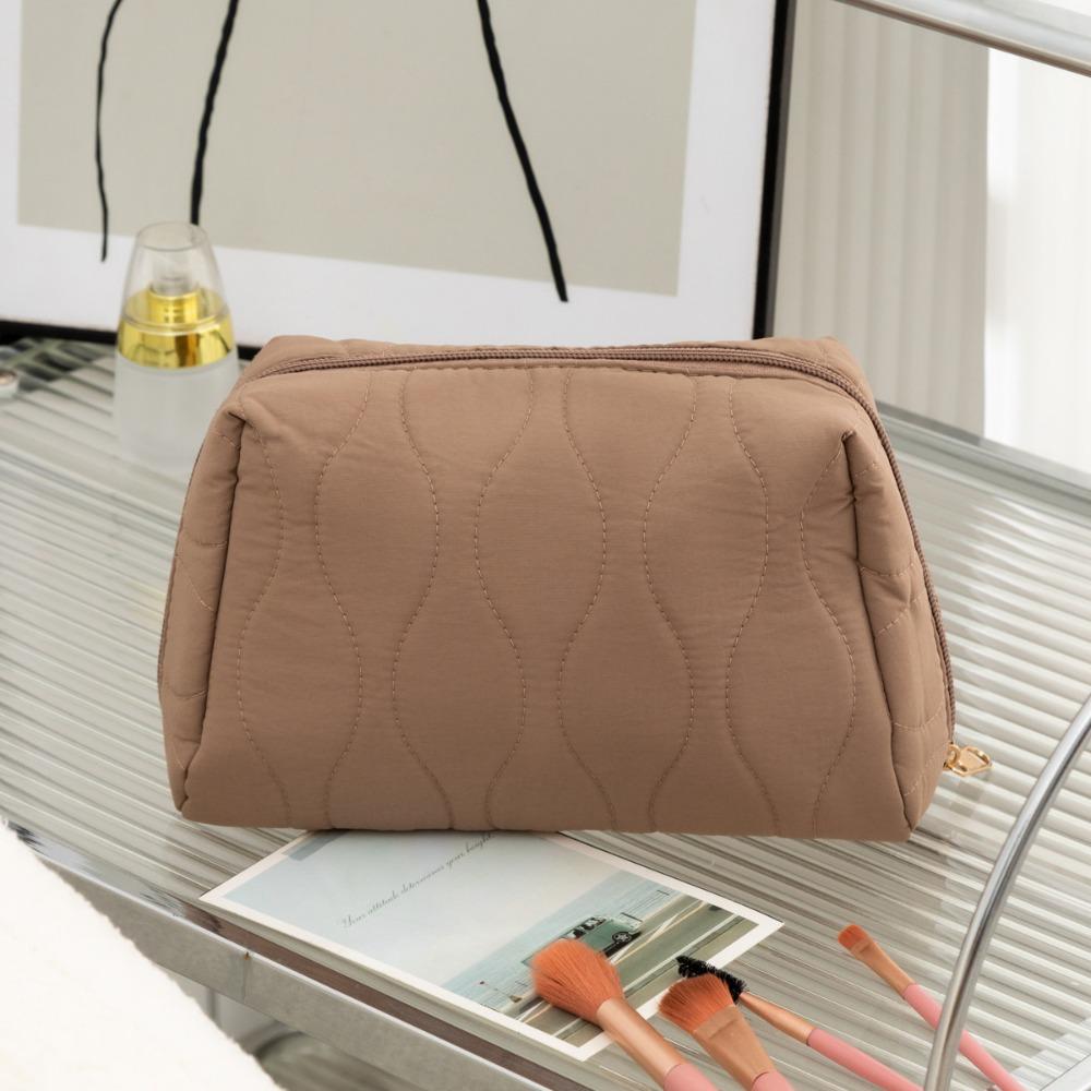 

Portable Large Capacity Quilted Cosmetic Bag Multifunctional with Zipper Toiletry Bag Waterproof Skincare Products Pouch коричневый