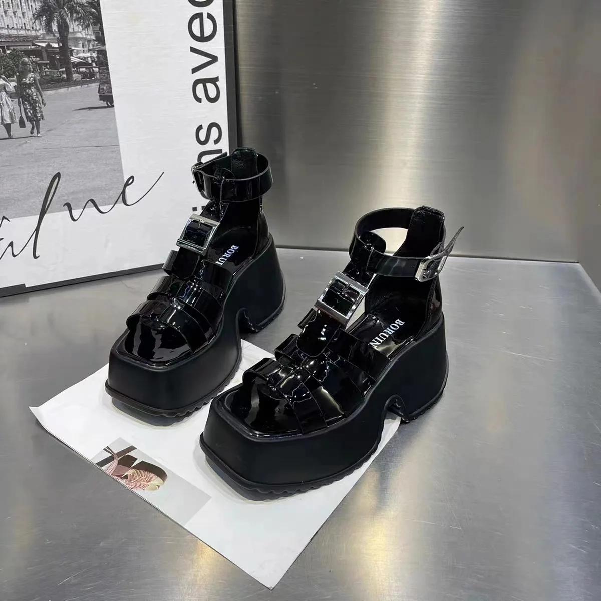 

Модні прості босоніжки на платформі з пряжкою на танкетці для жінок Дизайнерське римське взуття з м’якою підошвою Модні жіночі туфлі з відкритим носком на високих підборах 37