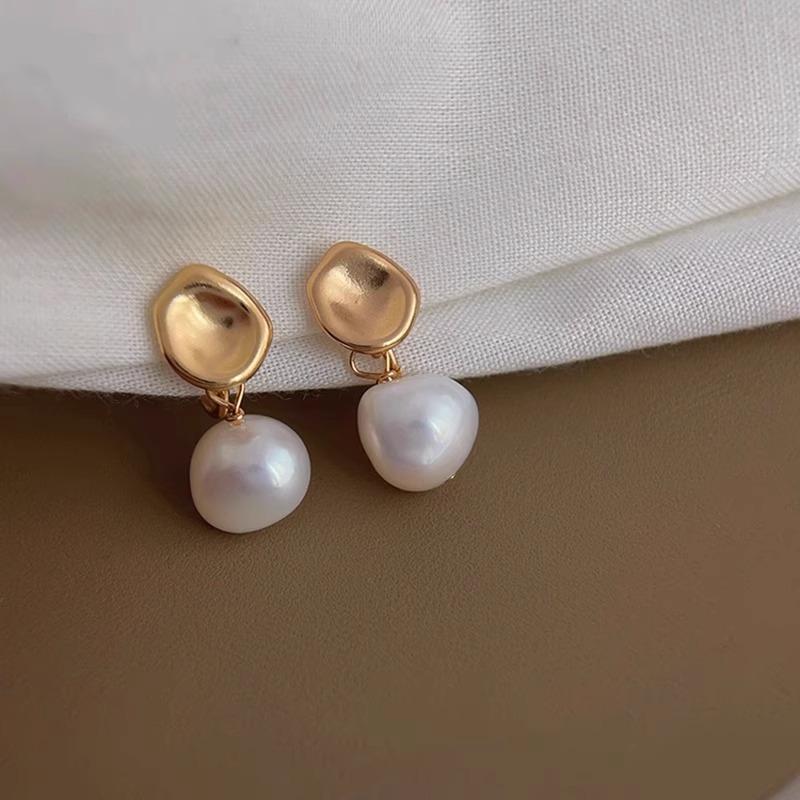 Baroque Irregular Pearl Matte Stud Earrings: Elegant Design for Women